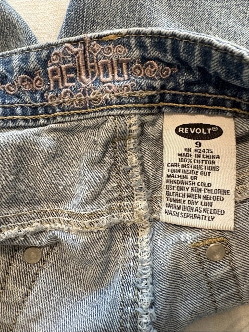 Revolt Women’s Cropped Distressed Jeans Peace Cross Horseshoe Applique Size 9. - Picture 7 of 8